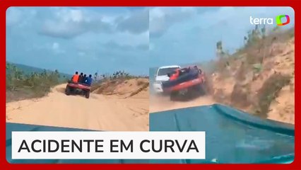 Buggy com turistas colide com caminhonete em dunas no Ceará