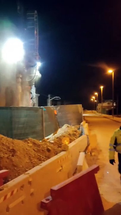 Los vecinos del Camino Viejo de Husillos temían que Adif y la empresa Lantania comenzasen anoche a trabajar en la construcción de los pivotes del llamado salto del carnero y así fue.