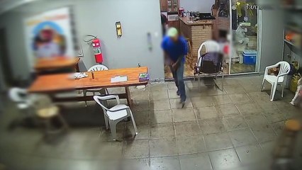 Vídeo: assaltante armado rende vítimas e 'fila boia' antes de levar caminhonete com comparsa no oeste do Paraná