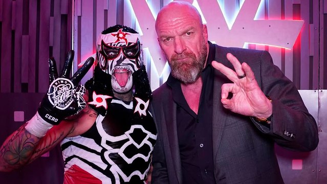 WWE: Aficionados mexicanos le piden autógrafos a Penta en su debut