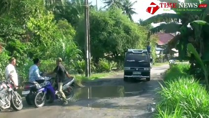 Kondisi Jalan Lingkar Timur  Rusak Parah Sehingga Dikeluhkan Warga Dan Penguna Jalan Yang Melintas.