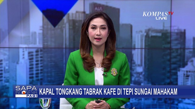 Momen Kapal Tongkang Tabrak Kafe di Tepi Sungai Mahakam