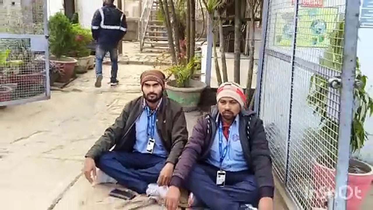 कैमूर - पैसा नहीं देने पर टोल प्लाजा पर तैनात सिक्योरिटी गार्ड को नौकरी से निकाला, मजबूर होकर और जांच की मांग को लेकर सिक्योरिटी गार्ड टोल प्लाजा पर ही धरना पर बैठे, बात चित का ऑडियो हुआ वायरल,