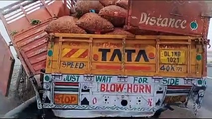 अलीगढ़ : यमुना एक्सप्रेस-वे पर घने कोहरे के चलते आधा दर्जन गाड़ियां टकराई, 100 बकरों की मौत, 7 लोग घायल