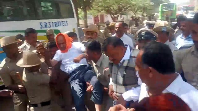 ಗೃಹ ಸಚಿವ ಪರಮೇಶ್ವರ್ ಮನೆಗೆ ಮುತ್ತಿಗೆ ಹಾಕಲು ಯತ್ನಿಸಿದ ಬಿಜೆಪಿ ಶಾಸಕ ಸುರೇಶಗೌಡ ಬಂದನ...... ತುಮಕೂರು ಬೆಂಗಳೂರಿನಲ್ಲಿ ಹಸುವಿನ ಕೆಚ್ಚಲು ಕೊಯ್ದ ಘಟನೆಗೆ ಸಂಬಂಧಪಟ್ಟಂತೆ ಸೂಕ್ತ ಕ್ರಮ ಕೈಗೊಳ್ಳುವಂತೆ ಆಗ್ರಹಿಸಿ ಇಂದು ಬಿಜೆಪಿ ವತಿಯಿಂದ ತು