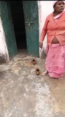 देखें वीडियो...महिला ने कुल्हाड़ी से मारा युवक के सिर पर, बैखोफ अंदाज में दे रही है दिखाई, ये है मामला...