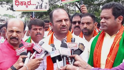 ಕಾಂಗ್ರೆಸ್ ಸರ್ಕಾರದ ವಿರುದ್ಧ ಮಂಡ್ಯದಲ್ಲಿ ಬಿಜೆಪಿ ರೈತ ಮೋರ್ಚಾ ಪ್ರತಿಭಟನೆ ಸಿಎಂ ಸಿದ್ದರಾಮಯ್ಯ ಭಾವಚಿತ್ರಕ್ಕೆ ಸಗಣಿ ಬಳಿದು ಆಕ್ರೋಶ