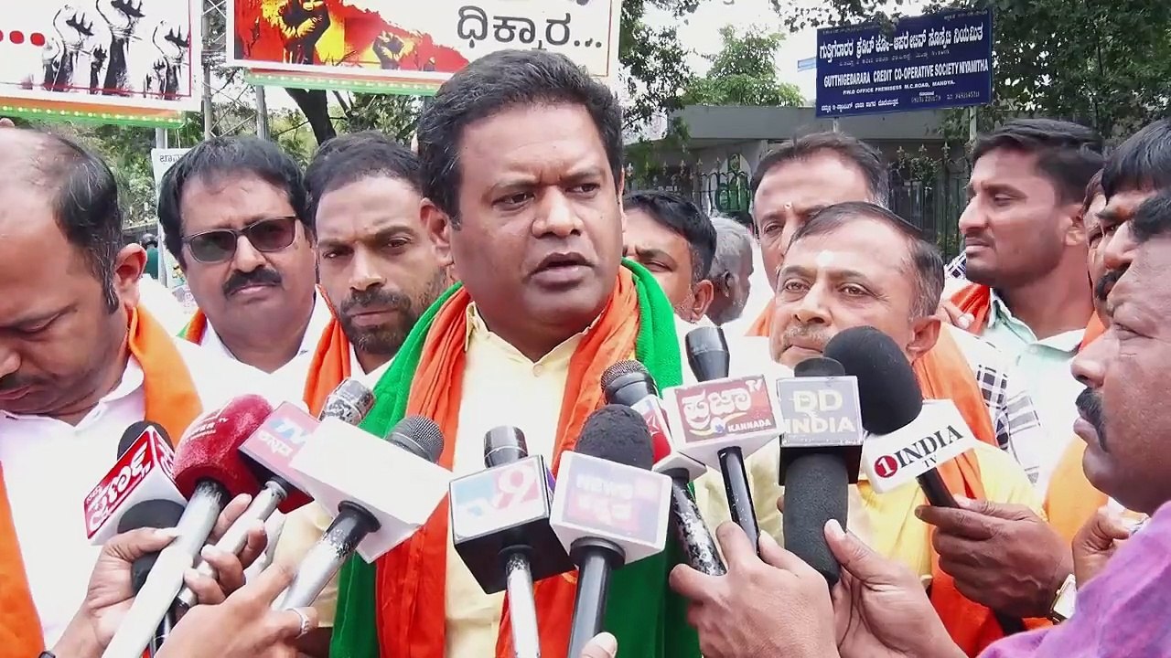 ಕಾಂಗ್ರೆಸ್ ಸರ್ಕಾರದ ವಿರುದ್ಧ ಮಂಡ್ಯದಲ್ಲಿ ಬಿಜೆಪಿ ರೈತ ಮೋರ್ಚಾ ಪ್ರತಿಭಟನೆ ಸಿಎಂ ಸಿದ್ದರಾಮಯ್ಯ ಭಾವಚಿತ್ರಕ್ಕೆ ಸಗಣಿ ಬಳಿದು ಆಕ್ರೋಶ