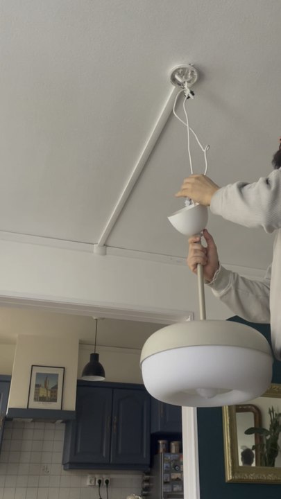 Est ce que vous êtes prêt pour le pire unboxing d’une lampe Ikea ? 😭😂 Je m’excuse auprès des personnes qui ont tout regarde  #ikea #ikealampes #homedecor #decoration #designinterior #solenediy