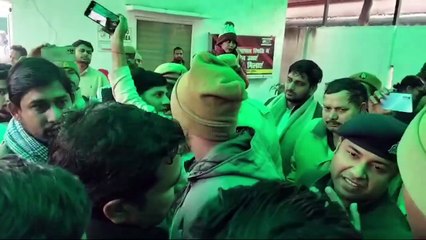 साधु के खिलाफ आक्रोश सैकड़ो लोगों ने एसएसपी ऑफिस का किया घेराव पुलिस कर्मियों से नोकझोंक।