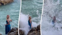 Model wird während eines Fotoshootings von einer riesigen Welle unter Wasser gezogen