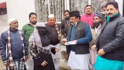 संभल हिंसा में घायल तीन लोगों के परिजनों को सपा ने सौंपे 2 - 2 लाख रुपए के चेक, सपा हाईकमान ने किया था ऐलान