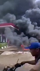 Diduga Akibat Korsleting Pompa Listrik, SPBU Tanggeung, Kabupaten Cianjur, Jawa Barat terbakar saat proses pengurasan tangki