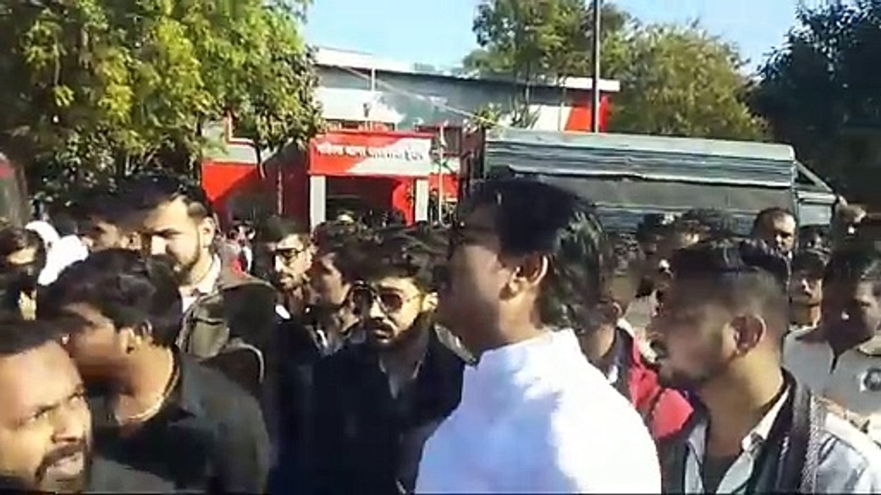 बीजेपी पार्षद के घर में घुसकर तोड़फोड़ करने और उनके बेटे के साथ अभद्रता करने वाले दसवें आरोपी को भी पुलिस ने किया गिरफ्तार , तो वही बीजेपी से निष्कासित हुए पार्षद की भी भूमिका की जांच में जुटी।