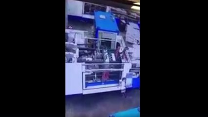 Imágenes Fuertes: Trabajador fallece al ser aplastado por una máquina y nadie se dio cuenta
