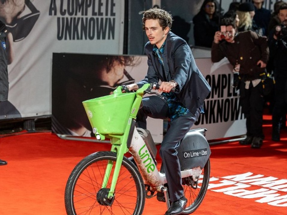Timothée Chalamet radelt mit E-Bike auf den roten Teppich