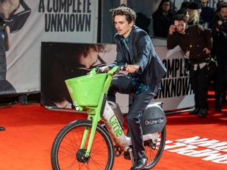 Timothée Chalamet radelt mit E-Bike auf den roten Teppich
