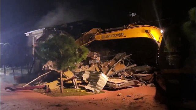 Menzil Cemaati'nin Karasu'daki kaçak tatil köyü imara aykırılık gerekçesiyle yıkıldı.
