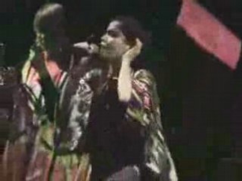 Björk et Tibet dans Declare Independance à Shanghai