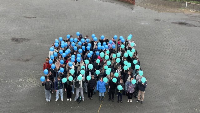 Les élèves de l'Agri Huy ont éclaté des ballons symbolisant les places vouées à disparaitre.