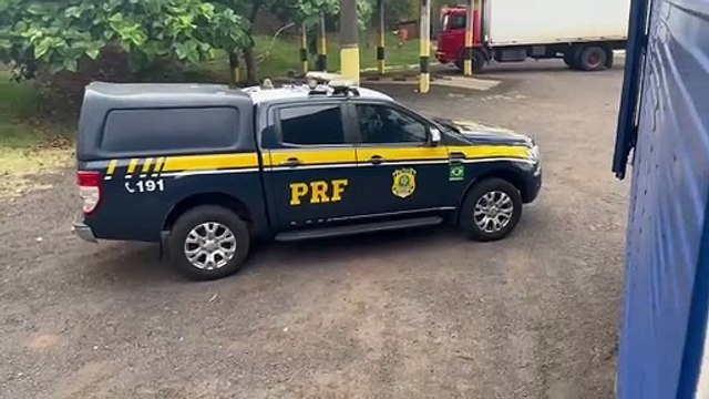 PRF apreende tablets, celulares e smartwatches escondidos em carga de colchões no Oeste do Paraná