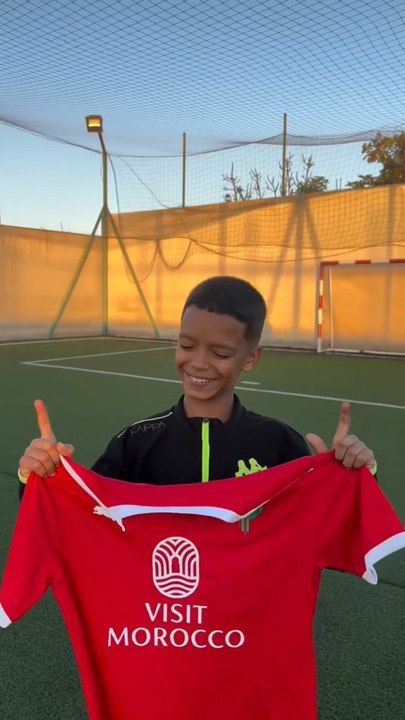 Walid est la petite mascotte du vestiaire des Lions de l’Atlas. À 12 ans, il évolue à l’Académie Mohamed VI. Déjà suivi part plus d’1,6 millions de personnes il ne rêve que d’une chose… Suivre les pas de son idole Azzedine Ounahi