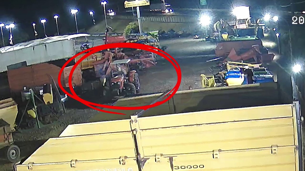 Dupla furta trator em São Carlos; veja vídeo