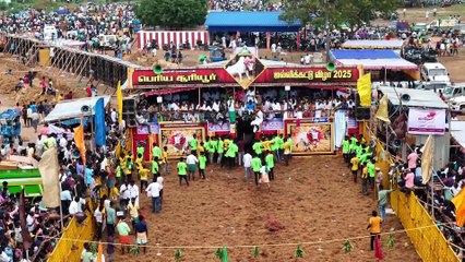 திருச்சி சூரியூர் ஜல்லிக்கட்டு: 17 காளைகளை அடக்கி முதல் பரிசை தட்டிச் சென்றார்