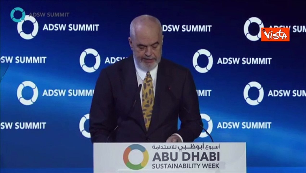 Edi Rama sul palco ad Abu Dhabi: "Voglio esprimere la mia gratitudine a Giorgia Meloni"