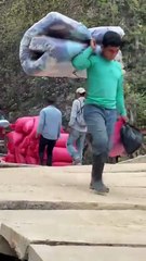 Hondureños arriesgan su vida al cruzar un puente en Intibucá; no tiene ninguna seguridad