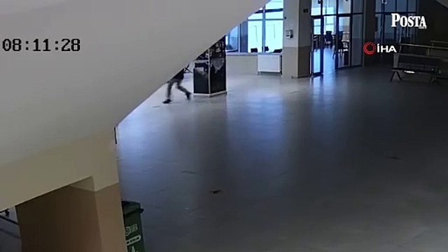 Okula bıçakla gelen öğrenci dehşet saçtı: Müdür yardımcısını boğazından bıçakladı