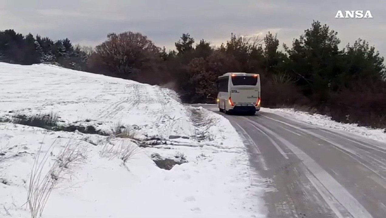 Due autobus bloccati per strade ghiacciate nel Foggiano