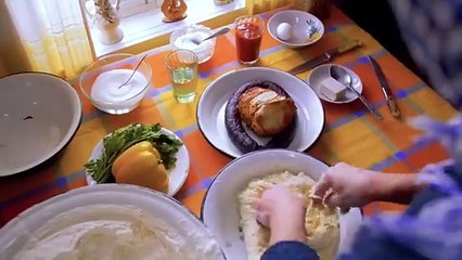 THE WOMAN LIVES ALONE IN THE MOUNTAINS! Cooking PIZZA