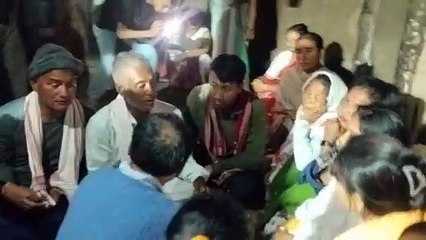সদ্যপ্ৰয়াত জনতাৰ শিল্পী ৰাজীৱ শদিয়াৰ বাসগৃহত ৰাইজৰ দলৰ সভাপতি অখিল গগৈ ৷  পৰিয়ালক ২ লাখ টকাৰ চেক প্ৰদান অখিল গগৈৰ; পত্নীক চৰকাৰী চাকৰি প্ৰদানৰ আহ্বান।