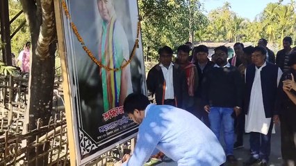 সদ্যপ্ৰয়াত জনতাৰ শিল্পী ৰাজীৱ শদিয়াৰ বাসগৃহত ৰাইজৰ দলৰ সভাপতি অখিল গগৈ ৷  পৰিয়ালক ২ লাখ টকাৰ চেক প্ৰদান অখিল গগৈৰ; পত্নীক চৰকাৰী চাকৰি প্ৰদানৰ আহ্বান।