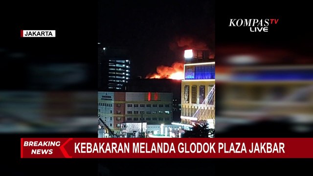 BREAKING NEWS! Kebakaran di Glodok Plaza, 20 Mobil Damkar Dikerahkan Padamkan Api
