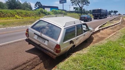 Motorista para descansar e cai em canaleta às margens da BR-277