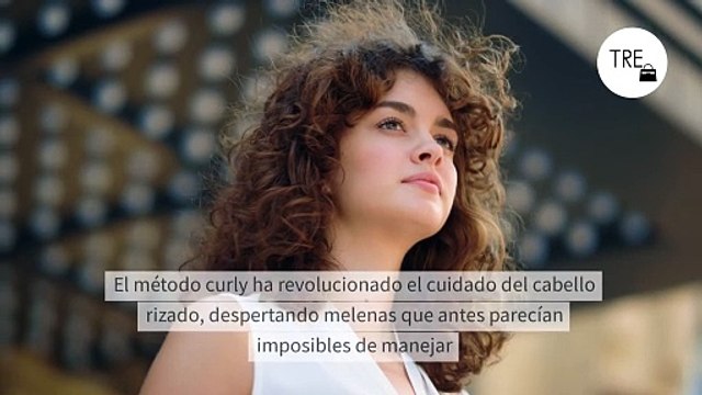 No lo parece pero es la misma persona, así ha realzado esta chica sus rizos (y su imagen) gracias al corte de pelo adecuado