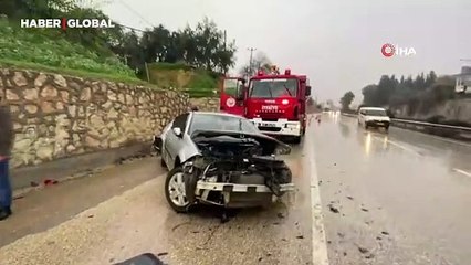 Kontrolden çıkan otomobil park halindeki araca çarptı: 2 yaralı
