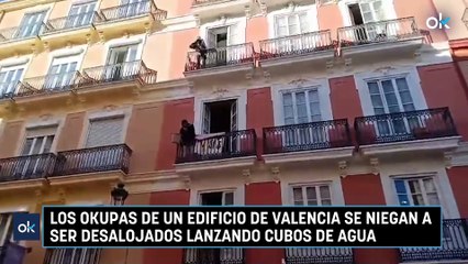 Los okupas de un edificio de Valencia se niegan a ser desalojados lanzando cubos de agua