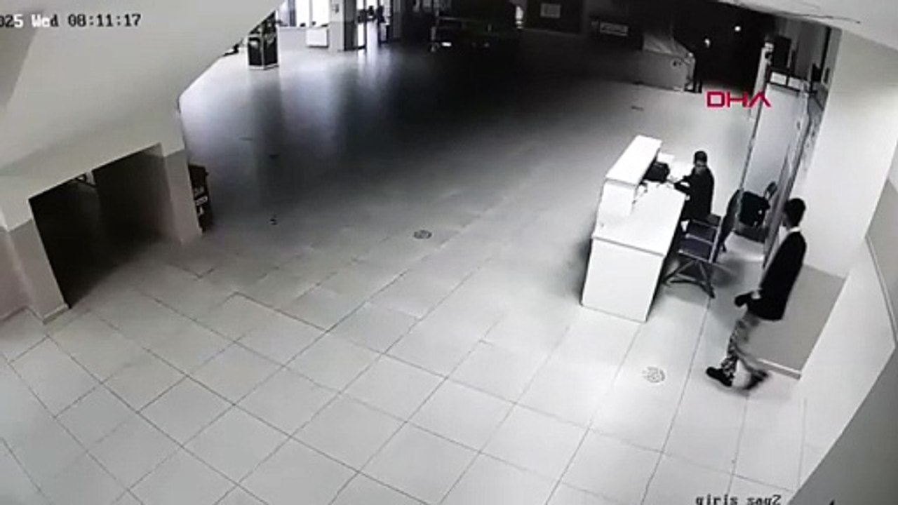 İstanbul- Büyükçekmece'de öğrenci, müdür yardımcısını boğazından bıçakladı / Öğrencinin fotoğrafıyla