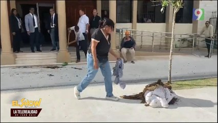 Madre indignada tira restos de su hija en fiscalía de Higüey | El Show del Mediodía