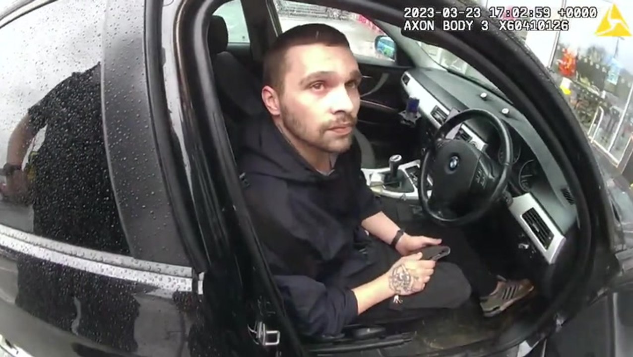 Watch: Drug dealer stopped 223 miles from home tries to convince police he is 'on holiday‘