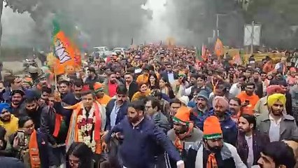 भाजपा प्रत्याशी प्रवेश वर्मा पर जूते बांटने के मामले में चुनाव आयोग का एक्शन