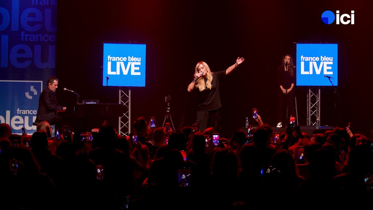 Lara Fabian chante "Je_t'aime" en concert ici Live