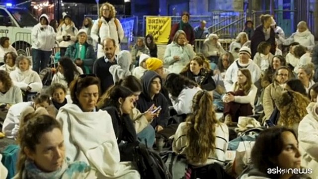 Israele, manifestanti attendono la tregua davanti a residenza Netanyahu