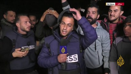 A Gaza il reporter di Al Jazeera annuncia la tregua, poi si toglie elmetto e giubbotto in diretta