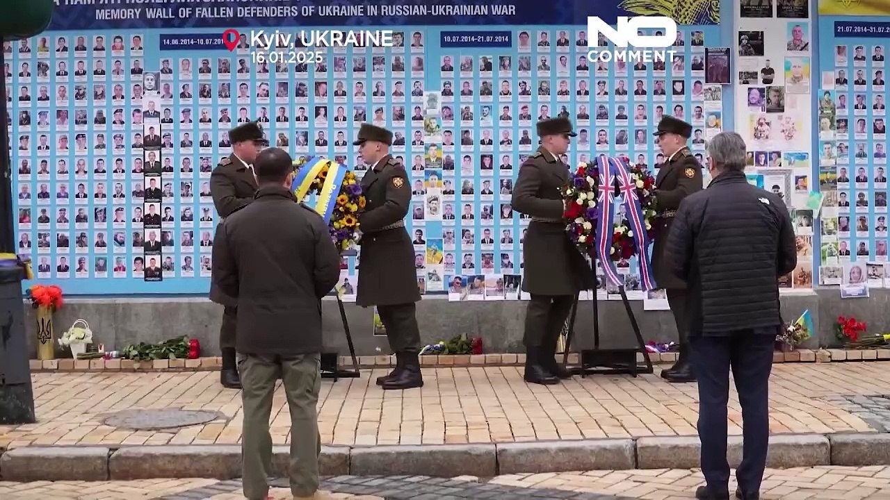 Der ukrainische Präsident Selenskyj und der britische Regierungschef Keir Starmer ehren in Kyjiw gefallene Helden