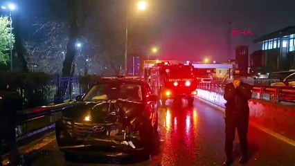 İstanbul - Üsküdar'da denetimden kaçan çakarlı otomobil polis araçlarına çarparak durduruldu