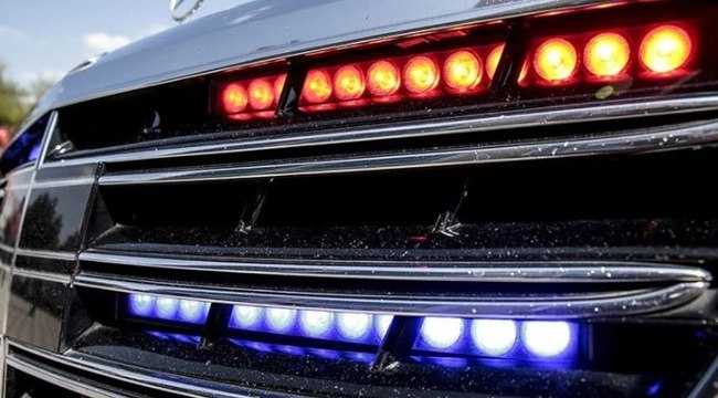 Üsküdar'da denetimden kaçan çakarlı otomobil polis araçlarına çarparak durduruldu